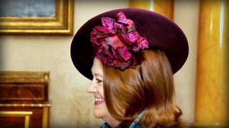 Actualidad El sombrero de Alicia Castro desató la imaginación en Twitter LA EMBAJADORA ARGENTINA EN REINO UNIDO SOPRENDIÓ CON UNA PAMELA BORRAVINO