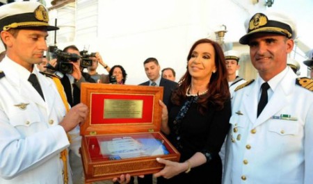 Actualidad La autocondecoración de CFK vulnera la ley de ética pública AYER RECIBIÓ UNA PLACA CONMEMORATIVA EN LA FRAGATA LIBERTAD