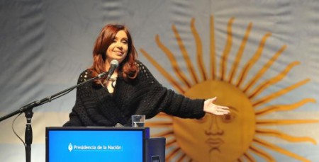 Politica CFK a los familiares de Once: “Las Abuelas esperaron 35 años por justicia” 120 PALABRAS SOBRE LA TRAGEDIA, 415 SOBRE LOS ÁRBOLES