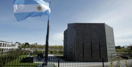 El mausoleo de Néstor, la mejor bóveda para el dinero K CUSTODIA, VIGILANCIA ON LINE Y VIDRIOS BLINDADOS